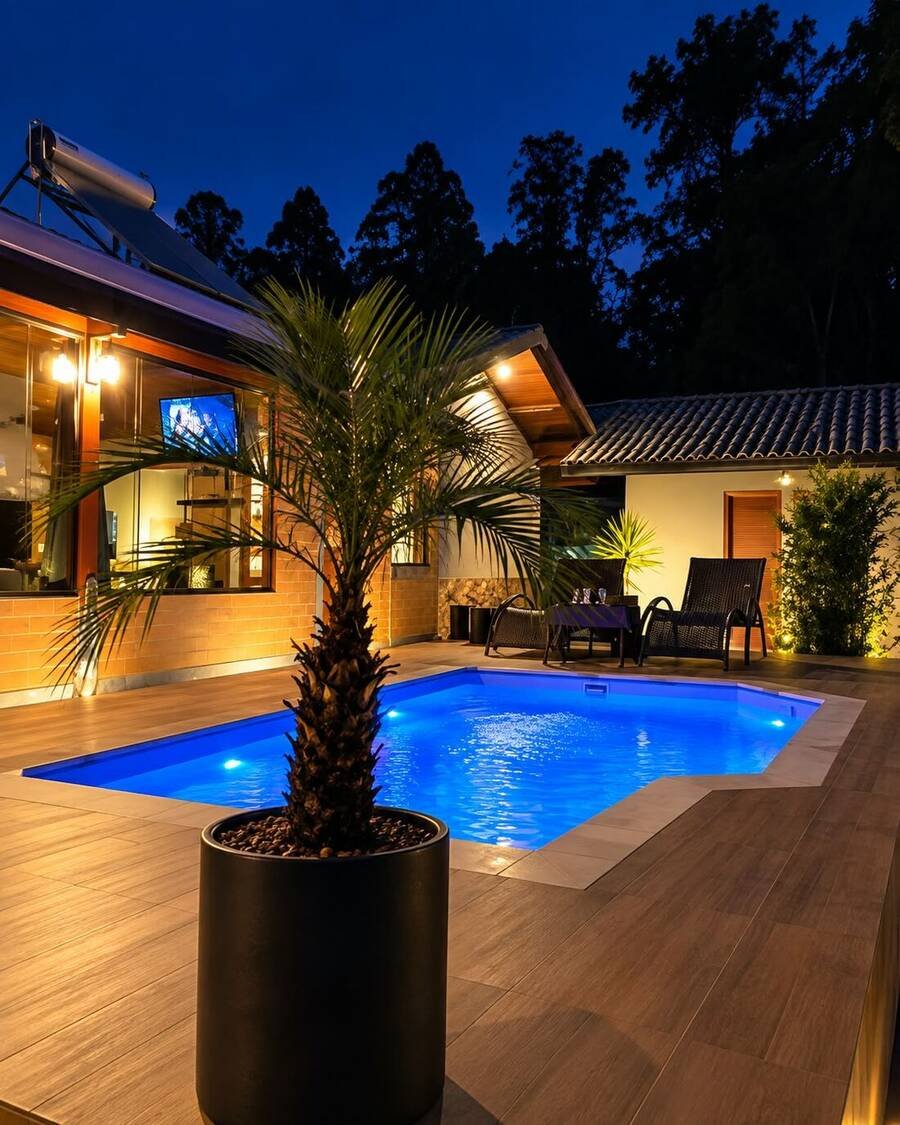Piscina aquecida iluminada à noite